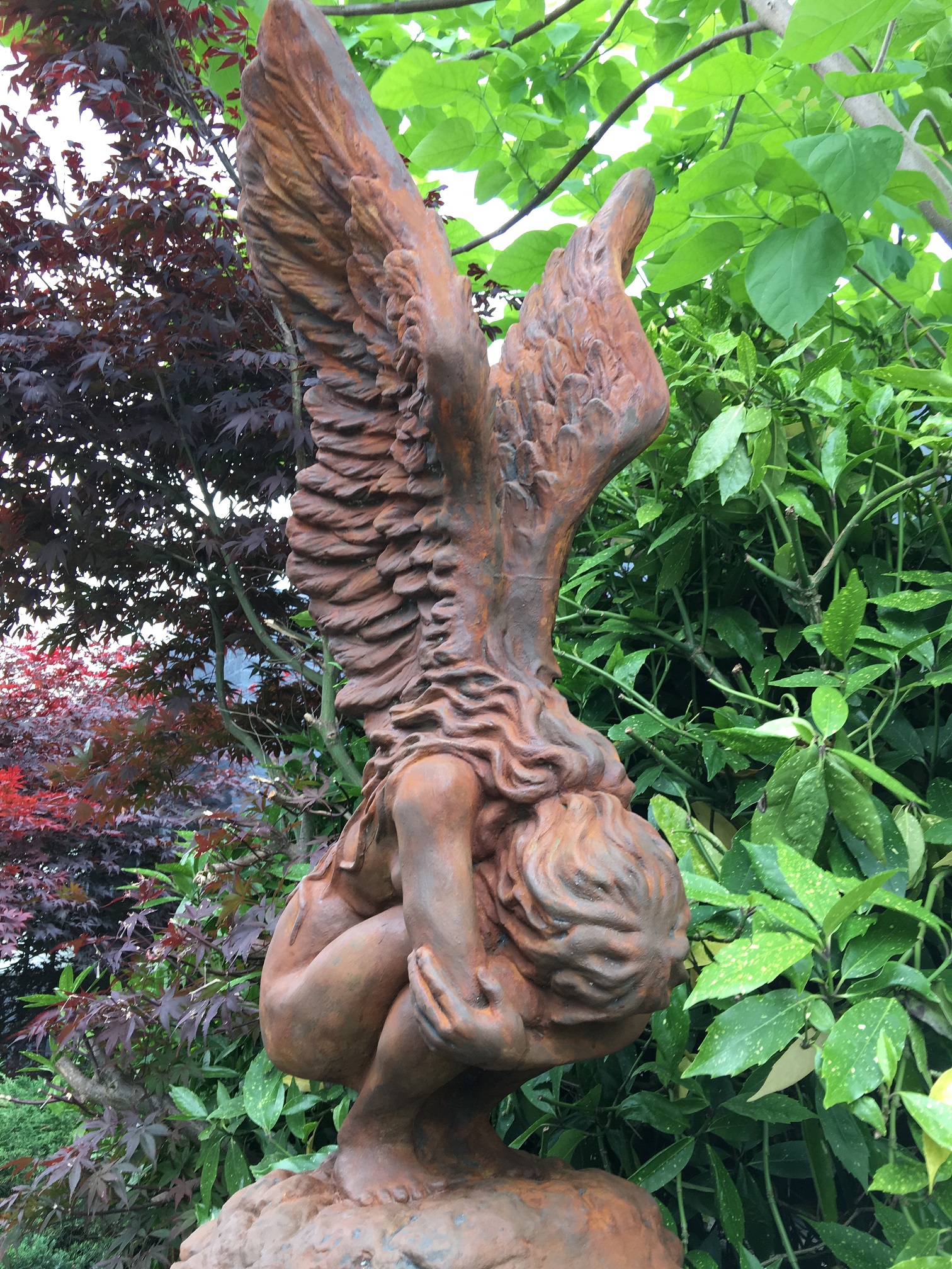 Zeer forse knielende oxide Engel met vleugels omhoog, mooi stenen beeld !